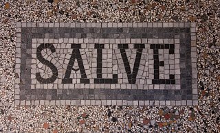 Mosaik mit dem lateinischen Gruß „Salve“ – ein Willkommensgruß für alle Lateinliebhaber und solche, die es werden wollen. - Pixabay