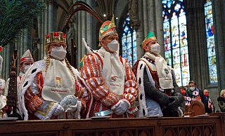 Die Mitglieder des Dreigestirns und des Kinderdreigestirns beim ökumenischen Gottesdienst für Kölner Karnevalisten im Dom. - Foto: Henning Kaiser/dpa