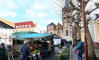 Der Wochenmarkt auf dem Rathausplatz ist besonders am Samstag gut besucht. - Frank-Michael Kiel-Steinkamp