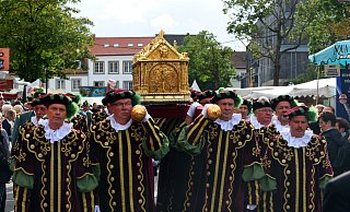 Zum kirchlichen Teil des Liborifestes gehört die Prozession mit dem Schrein des heiligen Liborius (Archivbild) - Marc Köppelmann