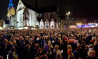 Beim Auftritt von Max Giesinger am Montagabend kamen viele Menschen zum Paderborner Domplatz. - Niklas Tüns