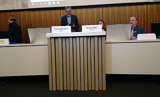 So ähnlich wie diese zu Anschauungszwecken aufgestellten Latten würde eine Fassade aus Lärchenholz aussehen. - Raner Holzkamp