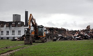 Ein Bild der Verwüstung bot sich nach dem Großbrand des Möbellagers an der Hombergstraße. Mit dem Bagger wurden die Mauern eingerissen. - Frank-Michael Kiel-Steinkamp