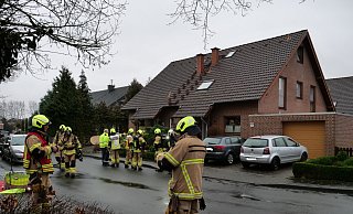 Entwarnung geben Feuerwehr und Energieversorger nach eingehender Erkundung. Die Messgeräte stellen kein austretendes Gas fest. - Ralph Meyer