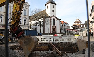 Kanalarbeiten auf dem Areal zwischen Marktplatz und Marktstraße in Höxter sind in vollem Gange. - Simone Flörke