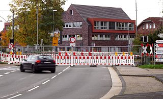 Keine Durchfahrt möglich: Autofahrer müssen abbiegen und eine Umleitung nehmen. - Niklas Krämer
