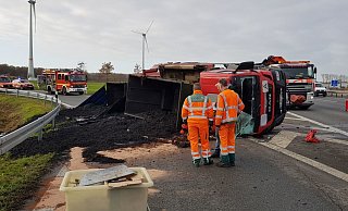 Der Lkw blieb an der Anschlussstelle Herzebrock liegen. - Andreas Eickhoff