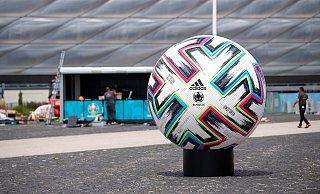 Vor der Allianz-Arena ist ein überdimensionaler EM-Spielball "Uniforia" aufgestellt worden. Auch München gehört zu den Austragungsorten. - picture alliance/dpa