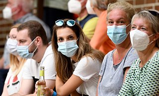 Handballgucken nur mit Maske: Hier drei Zuschauerinnen aus dem Fanblock des CVJM Rödinghausen. - Jürgen Krüger