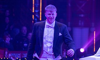 Der Frack gehört beim Auftritt als Pianist im Zirkus Roncalli für Frederik Bulthaup selbstverständlich dazu. Foto: Privat - Privat