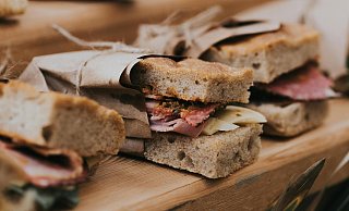 Ein Butterbrot: Lecker für Menschen, für Wildschweine kann es zur Gefahr werden. - Pexels Onur Kaya