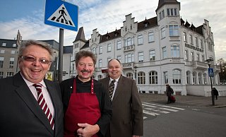 Bei der Renovierung 2011/2012: Hier ist der Geschäftsführer der bisherigen Eigentümergesellschaft Franz-Jürgen Röttger zusehen, mit dem ehemaligen Küchenchef Martin Jacoby und Hotel-Direktor Martin Roßmann (v. l.), der auch nach dem Verkauf weiter das Haus leiten wird. - BIELEFELD