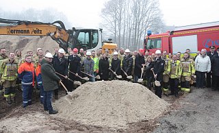 Beim offiziellen Spatenstich für das Großprojekt in Ostenland nehmen neben Roland Koors (Bauingenieur Firma Peitz, v. l.), Meinolf Sandbothe (CDU), Johannes Grothoff (Leiter Feuerwehr Delbrück), Andreas Schulz (Geschäftsführer Baugesellschaft Schulz) , Architekt Raimund Heitmann, Bürgermeister Werner Peitz, Bauamtsleiter Markus Hückelheim und Ostenlands Löschgruppenführer Peter Bathe die Spaten in die Hand. Auch viele der Ostenländer Löschgruppe sind dabei. - Uwe Müller