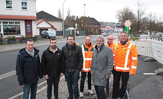 NPH-Geschäftsführer Marcus Klugmann (v. l.), Lars David (Gemeinde Borchen), Matthias Schlömp vom Ingenieurbüro Welling, Björn Becker und Hans-Erich Karthaus von Straßen NRW, Carsten Bartels von der ausführenden Firma Montag und Bürgermeister Uwe Gockel (vorne) eröffnen die Ortsdurchfahrt. - Uwe Müller