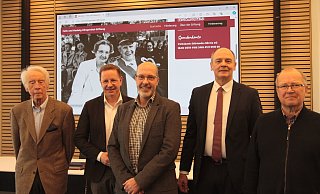Gründungsmitglied Karl d’Alquen, (v. l.), Ulrich Berger (Beirat), der stellvertretende Stiftungsvorsitzende Stefan Müller, der Stiftungsvorsitzende Frank d’Alquen und Conrad Möller (Beirat) stellen die Arbeit und den Zweck der Felix-und-Hedwig-Klingenthal-Stiftung und auch die neue Internetseite vor. - Uwe Müller Gründungsmitglied Karl d’Alquen, (v. l.), Ulrich Berger (Beirat), der stellvertretende Stiftungsvorsitzende Stefan Müller, der Stiftungsvorsitzende Frank d’Alquen und Conrad Möller (Beirat) stellen die Arbeit und den Zweck der Felix-und-Hedwig-Klingenthal-Stiftung und auch die neue Internetseite vor. - Uwe Müller