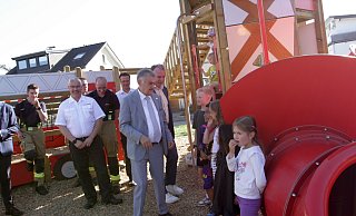 NRW-Innenminister Herbert Reul interessierte sich nicht nur für die Feuerwehr in Bad Lippspringe, sondern auch für die Kinder, die den Themenspielplatz nutzen. - Uwe Müller