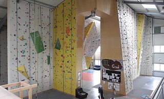 In der gut 1.200 Quadratmeter großen Halle stehen den Besuchern 900 Quadratmeter Kletterfläche zur Verfügung. Bis zu 12 Meter geht es hinauf. - Uwe Müller