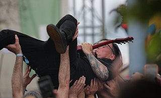 Beim Oragen Blossom Special im Jahr 2024 ließ sich Alex Henry Foster mehrere Minuten auf den Händen der Fans tragen. - Torsten Wegener