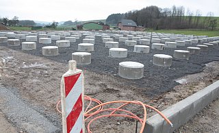 Im Gewerbegebiet in Buke an der Johannes-Tofall-Straße sind die Vorarbeiten für die Modulanlage schon fertig. - Uwe Müller