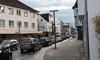 In Bad Lippspringe muss man in Stoßzeiten auf der Detmolder Straße auch trotz einer grünen Ampel etwas länger warten – wenn das City-Outlet kommt, dürfte es ohne eine intelligente Park- und Verkehrslösung noch voller auf den Straßen werden. - Uwe Müller