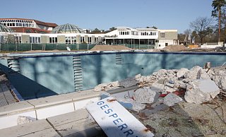 Hier springt niemand mehr rein. Im März wurden auch die Becken des Thermal-Freibades abgerissen. - Uwe Müller