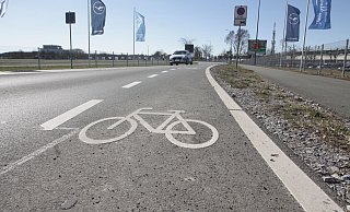 Bis zum ersten Kreisel am Flughafen dürfen Radler auf dem Weg fahren, dann geht es auf die Straße und der Radweg wird zum Gehweg. - Uwe Müller