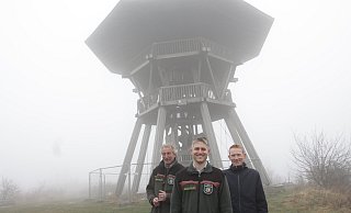 Bei typischem Eggewetter präsentieren Andreas Bathe (v.l.) und Matthias Berndt vom Landesbetrieb Wald und Holz NRW mit Christian Hecker (Hecker Holzsystembau GmbH), wie die Sanierung des Eggeturms finanziert und ausgeführt wird. - Uwe Müller