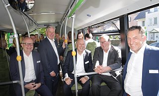 Auch die Politik nutzt den Bus ins Hövelhofer Industriegebiet: Der Landtagsabgeordnete Bernhard Hoppe-Biermeyer (v. l.), Hövelhofs Bürgermeister Michael Berens, Landrat Christoph Rüther und NRW-Verkehrsminister Oliver Krischer sowie NPH-Geschäftsführer Marcus Klugmann. - Uwe Müller