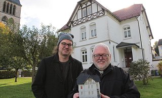 Modellbauer Karl Fischer (l.) präsentiert zusammen mit Pastor Bernhard Henneke - vor dem Original- das Modell des katholischen Pfarramtes, so wie es 1975 ausgesehen hat. - Uwe Müller