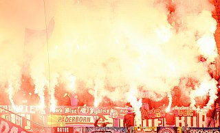 Im Gästeblock wurden am Samstagabend in der Zweitligapartie zwischen Kaiserslautern und Paderborn zahlreiche Bengalische Feuer entzündet. - dpa
