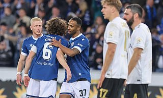 Die Arminen Louis Oppie, Mael Corboz und Noah Sarenren Bazee (v. l.) freuen sich über eines der vier DSC-Tore gegen den SV Wehen Wiesbaden. - Oliver Krato