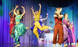 Die Hauptdarstellerinnen begeistern mit tänzerischen Qualitäten und einer ausgefeilten Choreografie in ihren orientalischen Kostümen. - Karin Prignitz