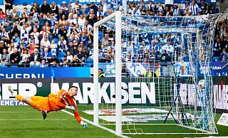 Nürnbergs Torwart Jan Reichert ist bei Karlsruhes 1:0 ohne Abwehrchance. - Philipp von Ditfurth/dpa Nürnbergs Torwart Jan Reichert ist bei Karlsruhes 1:0 ohne Abwehrchance. - Philipp von Ditfurth/dpa