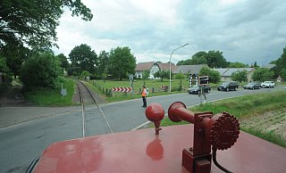 Kurvenreich ist die B 65 im Bereich Offelten: Jüngst fuhr hier auch die Museumsbahn, die Schienen hier sind bereits erneuert worden. - Joern Spreen-Ledebur