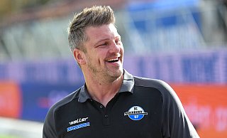 SCP-Cheftrainer Lukas Kwasniok hatte am Sonntag beim Gastspiel in seiner Karlsruher Heimat viel Grund zur Freude. - imago images/Eibner