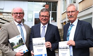 Haushalt der Stadt Paderborn für 2020: v. l. Walter Hermes (Leiter des Amtes für Finanzen), Bürgermeister Michael Dreier und Kämmerer Bernhard Hartmann. - Holger Kosbab