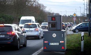 Die zweite Station des neuen Blitzers war die Herzebrocker Straße kurz hinter dem Ortsausgangsschild. - Andreas Frücht