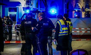 Die Polizei sperrte den Tatort an der Bielefelder Obernstraße damals weiträumig ab. - Paul Brinkmann