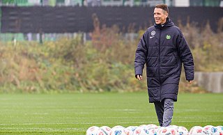 Einen Tag nach der Trennung von Paul Simonis: U19-Trainer Daniel Bauer trainiert erstmals die Wolfsburger Profis. - Moritz Frankenberg/dpa