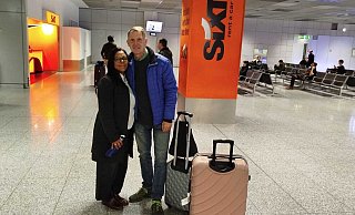 Jörg Lachmann konnte seine Frau Mirna Clara Hernandez Borrell am Frankfurter Flughafen endlich wieder in die Arme nehmen. - Privat