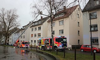 Mit Beendigung der Einsatzarbeiten konnten alle Bewohner des Mehrfamilienhauses wieder in ihre Wohnungen zurückkehren. - Feuerwehr Paderborn