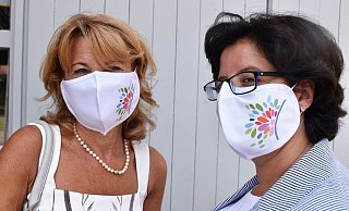 So sehen sie aus: Sabine Hasenbein (l.) und Claudia Koch präsentieren die Stoffmasken. - LGS
