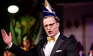 «Lieber ein Flugzwerg aus dem Sauerland als eine Giftzwergin aus Düsseldorf», sagt Jens Spahn (CDU) am Rande der Karneval-Veranstaltung. - Fabian Sommer/dpa