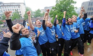 So sehen Sieger aus: Arminia Bielefeld feierte im Mai 2015 den Aufstieg in die 2. Bundesliga auf dem Rathausbalkon. Dieses Jahr wird alles anders – aber Party ist trotzdem!  - Christian Weische