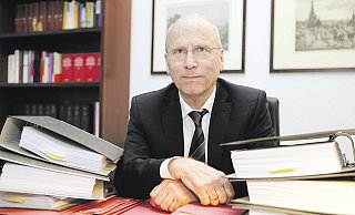 Am Schreibtisch: Rund 10.000 Verteidigungen hat Holger Rostek bislang übernommen. - Wolfgang Rudolf