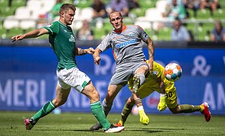 SCP-Stürmer Sven Michel wirbelte im Hinspiel die komplette Werder-Defensive durcheinander. Hier setzt er sich gegen Lars Lukas Mai (l.) und Torwart Michael Zetterer durch, um das 3:0 zu erzielen. - imago images/Kirchner-Media