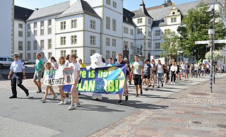 Klimademonstration in Paderborn: Bei den warmen Temperaturen gerät der Eisbär (vorn) ziemlich ins Schwitzen.  - Julia Lichtnecker