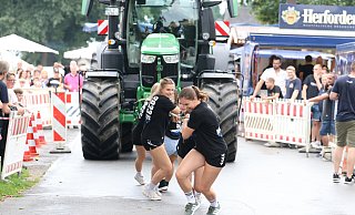 Hunderte Zuschauer feuerten die Mannschaften beim Traktor-Pulling an. - Claus Frickemeier