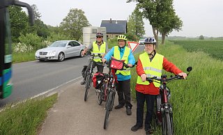 Hier endet der Radweg: Helmut Stickdorn (v.r.), Ulrich Flachmann und Jürgen Wehmeier stehen an der Häger Straße. Ab diesem Punkt müssen sie sich die Strecke in Richtung Koblenzer Straße mit Pkw, Lkw und Bussen teilen. Das Foto entstand während eines Pressetermins im Mai. - Dirk Windmöller