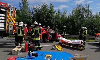 Rettungskräfte mussten die schwer verletzte Frau aus ihrem Wagen befreien. - Burkhard Battran